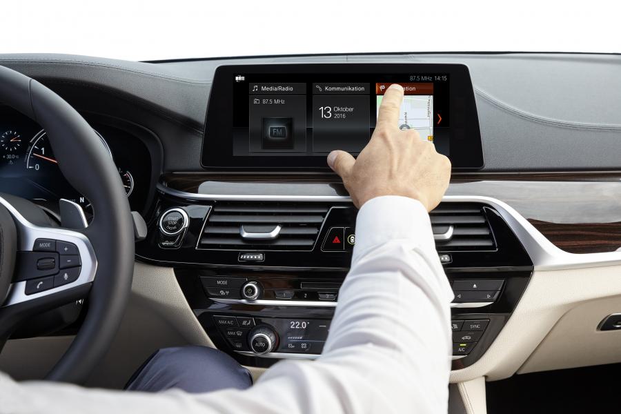 Детали интерьера BMW 540i Sedan M Sport 2017 года  (WW) (фото 62 из 98)